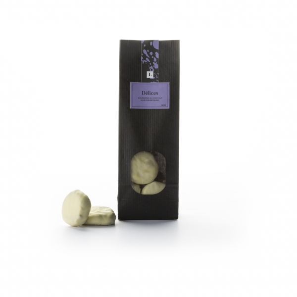 Délices gourmands au chocolat noir enrobé blanc