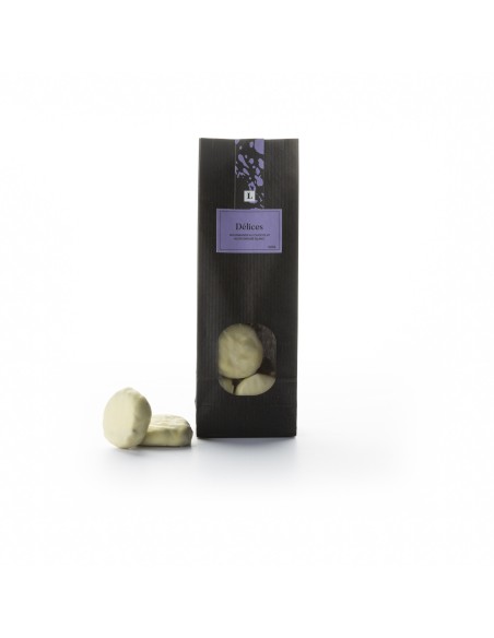 Délices gourmands au chocolat noir enrobé blanc